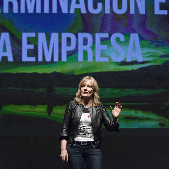 Fotografía de Pilar Jerico en conferencia